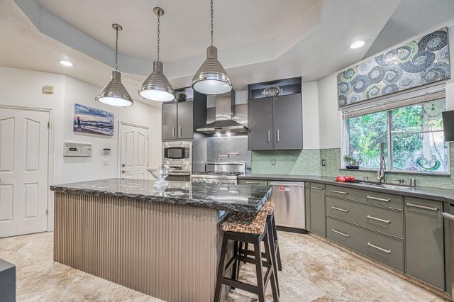 10155 N Edgewood Drive, Fresno, CA 93720