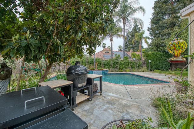 10155 N Edgewood Drive, Fresno, CA 93720