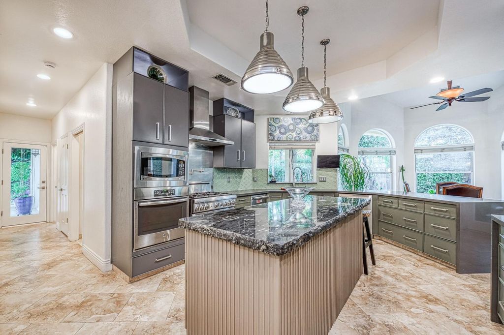 Image 11 of property listing at 10155 N Edgewood Drive, Fresno, CA 93720