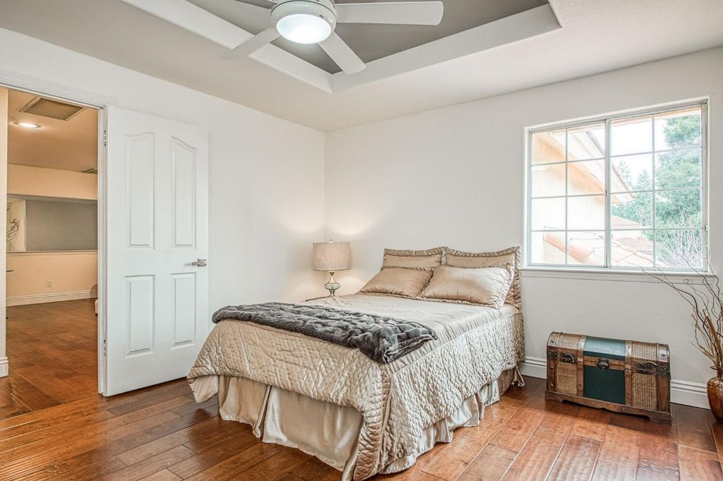 Image 20 of property listing at 10155 N Edgewood Drive, Fresno, CA 93720