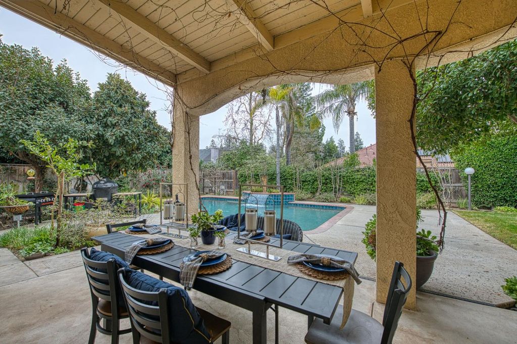 Image 29 of property listing at 10155 N Edgewood Drive, Fresno, CA 93720