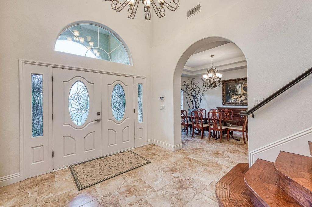 Image 3 of property listing at 10155 N Edgewood Drive, Fresno, CA 93720