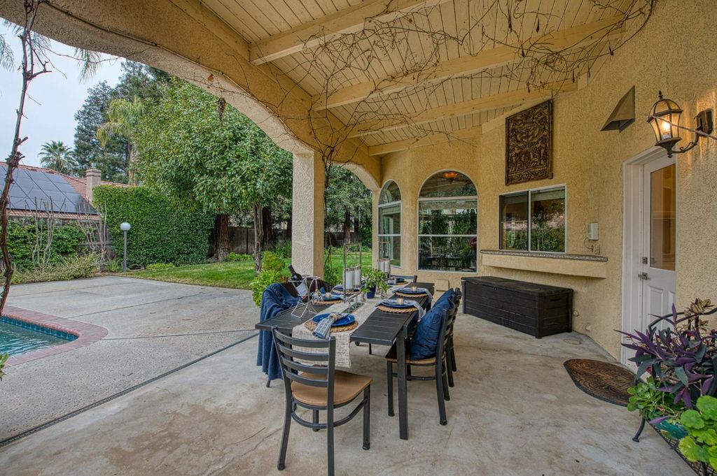 Image 30 of property listing at 10155 N Edgewood Drive, Fresno, CA 93720