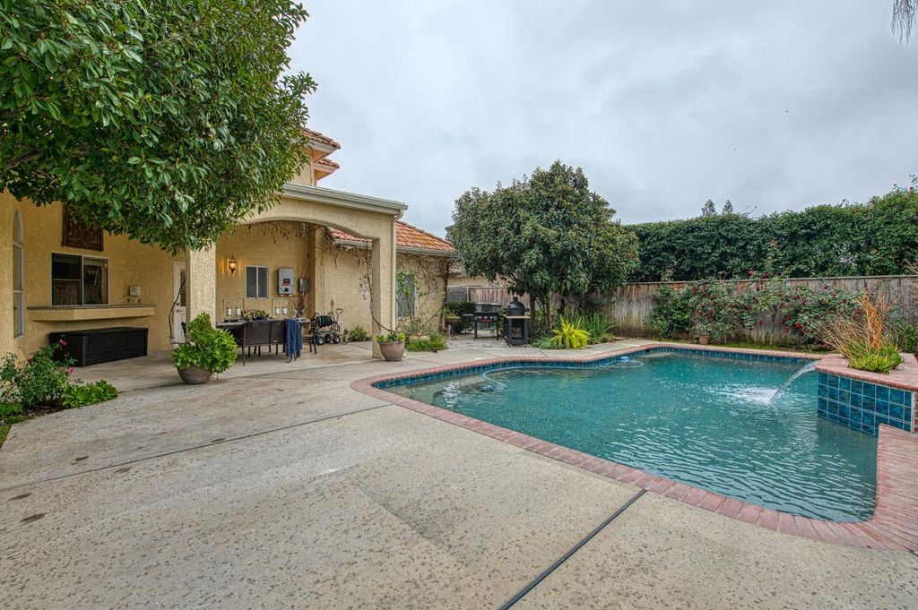 Image 31 of property listing at 10155 N Edgewood Drive, Fresno, CA 93720