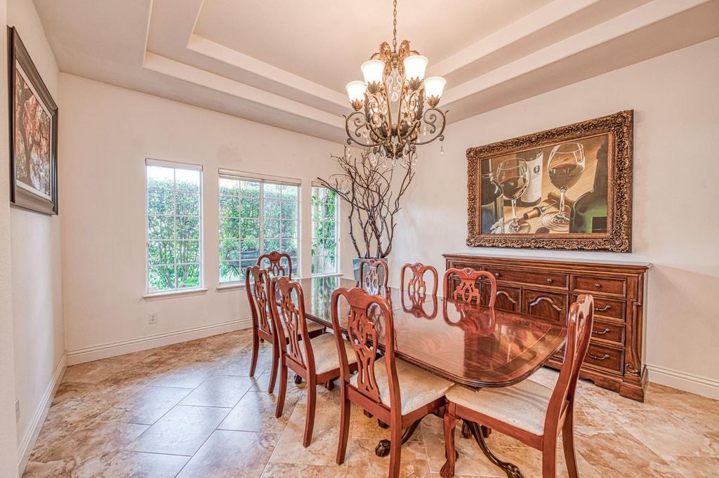 Image 4 of property listing at 10155 N Edgewood Drive, Fresno, CA 93720