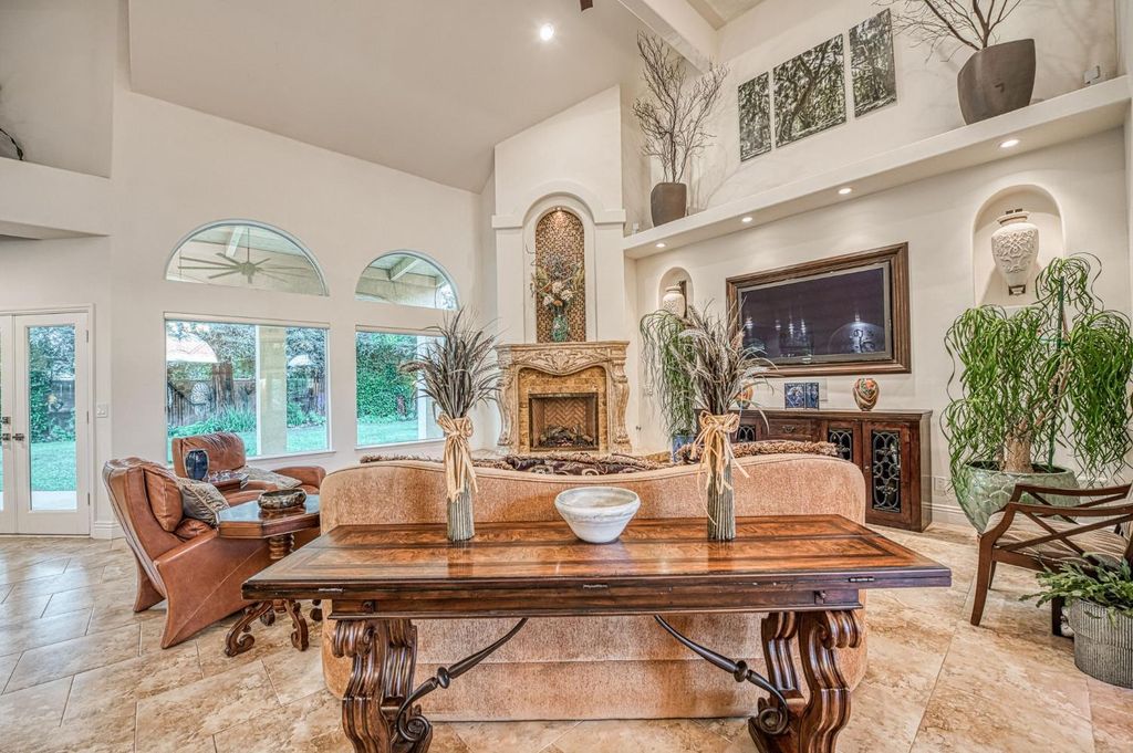 Image 6 of property listing at 10155 N Edgewood Drive, Fresno, CA 93720