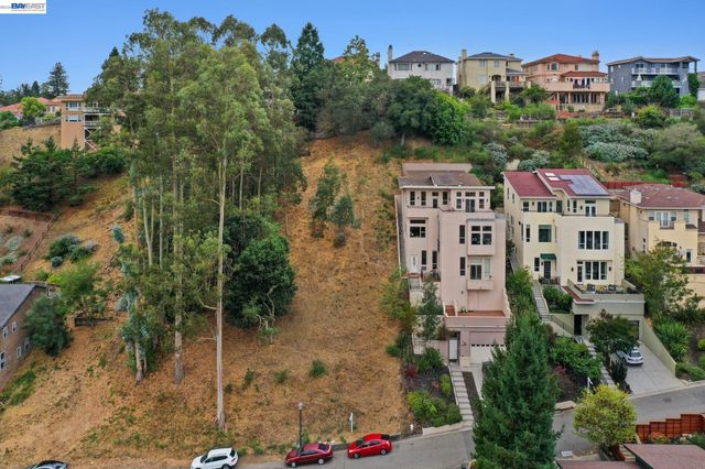 209 Sheridan Rd, Oakland, CA 94618