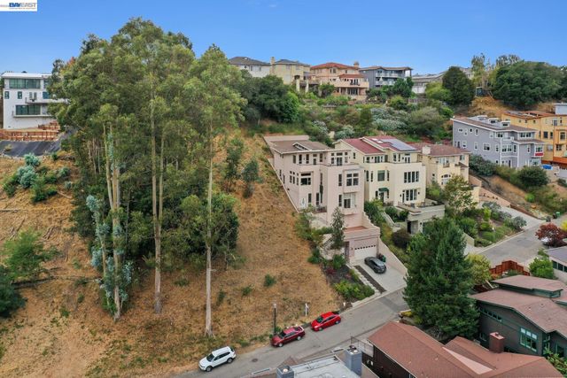 209 Sheridan Rd, Oakland, CA 94618