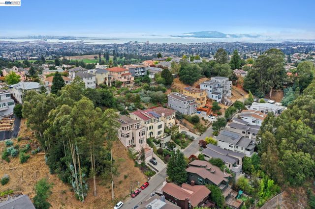 209 Sheridan Rd, Oakland, CA 94618