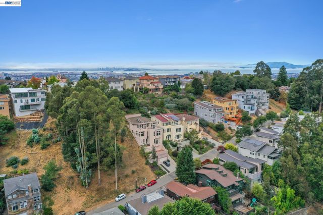 209 Sheridan Rd, Oakland, CA 94618