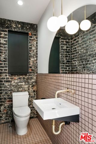 3020 W Sunset Boulevard, Los Angeles, CA 90026