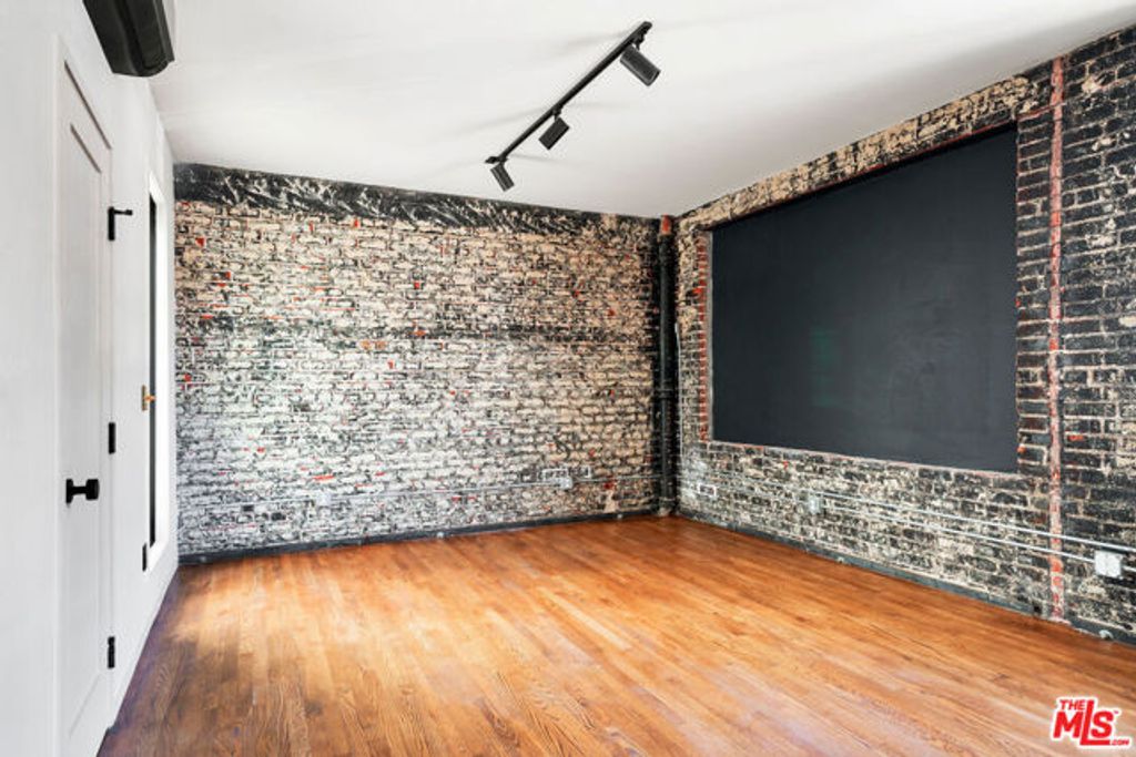 3020 W Sunset Boulevard, Los Angeles, CA 90026