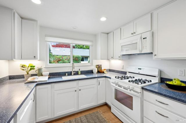 6550 Meadowridge Dr, Santa Rosa, CA 95409