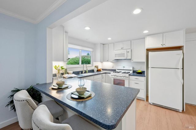 6550 Meadowridge Dr, Santa Rosa, CA 95409