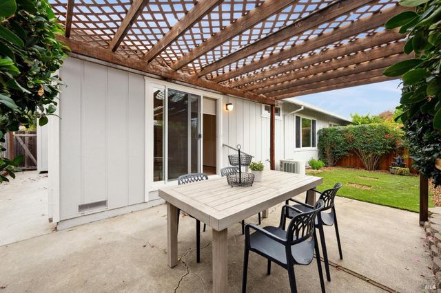 6550 Meadowridge Dr, Santa Rosa, CA 95409