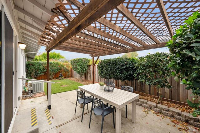 6550 Meadowridge Dr, Santa Rosa, CA 95409