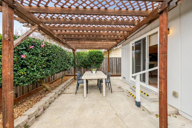 6550 Meadowridge Dr, Santa Rosa, CA 95409