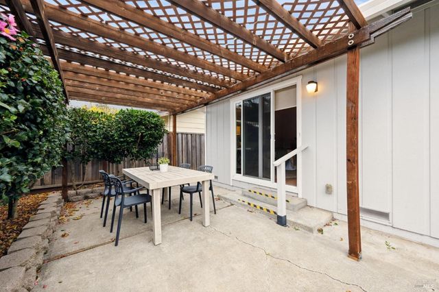 6550 Meadowridge Dr, Santa Rosa, CA 95409