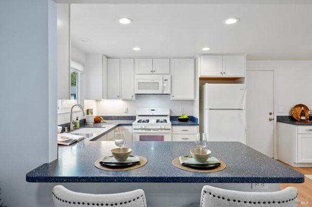 6550 Meadowridge Dr, Santa Rosa, CA 95409