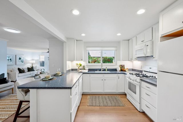 6550 Meadowridge Dr, Santa Rosa, CA 95409