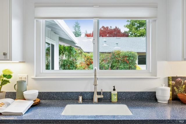 6550 Meadowridge Dr, Santa Rosa, CA 95409