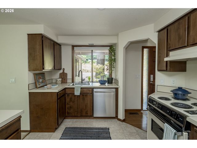 8740 Sw WASHINGTON Dr, Portland, OR 97223