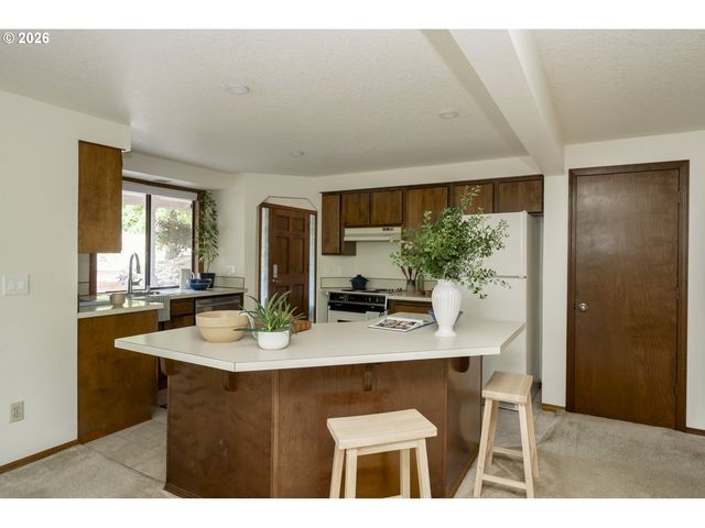 8740 Sw WASHINGTON Dr, Portland, OR 97223