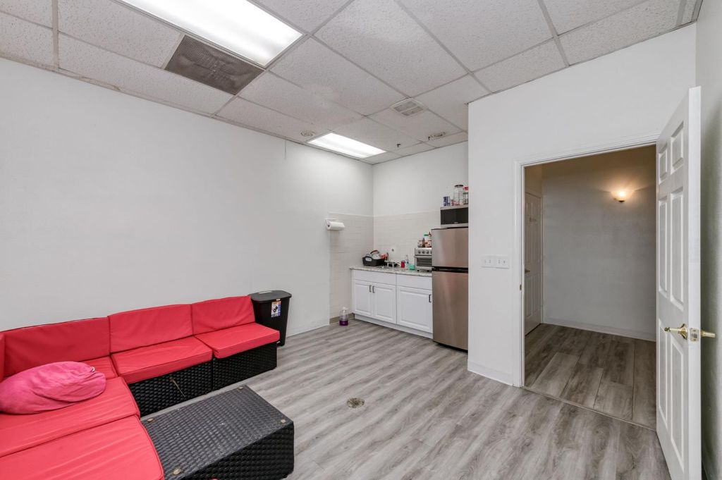 Image 15 of property listing at 90 E Magill Ave #105, Fresno, CA 93710