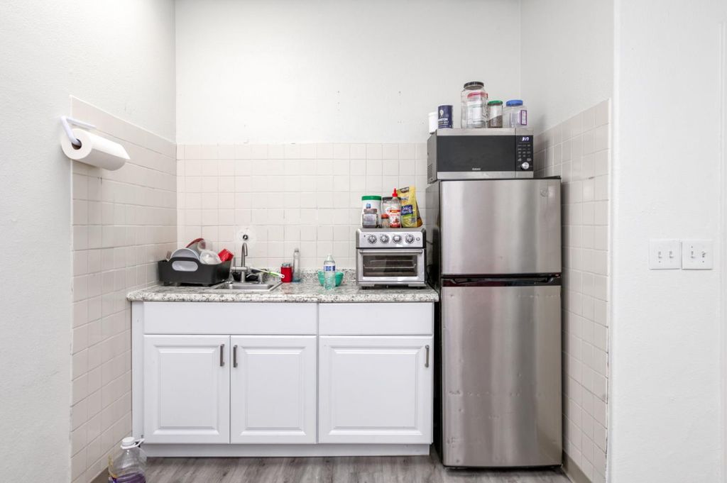 Image 16 of property listing at 90 E Magill Ave #105, Fresno, CA 93710