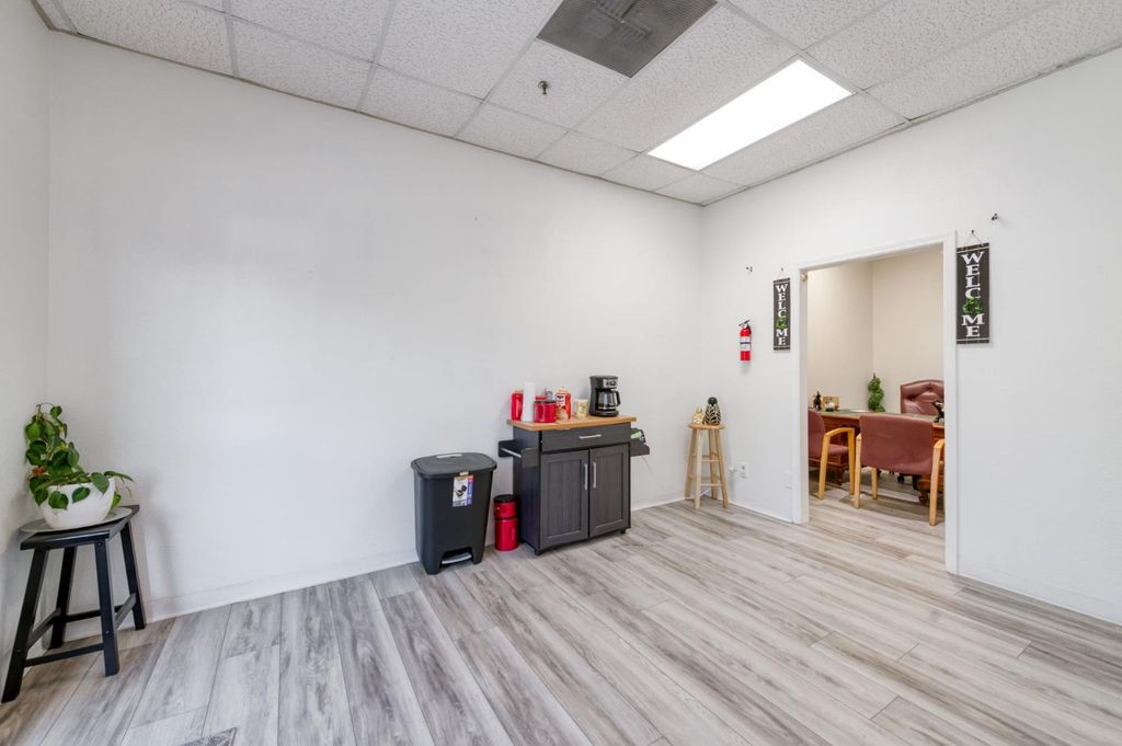 Image 5 of property listing at 90 E Magill Ave #105, Fresno, CA 93710