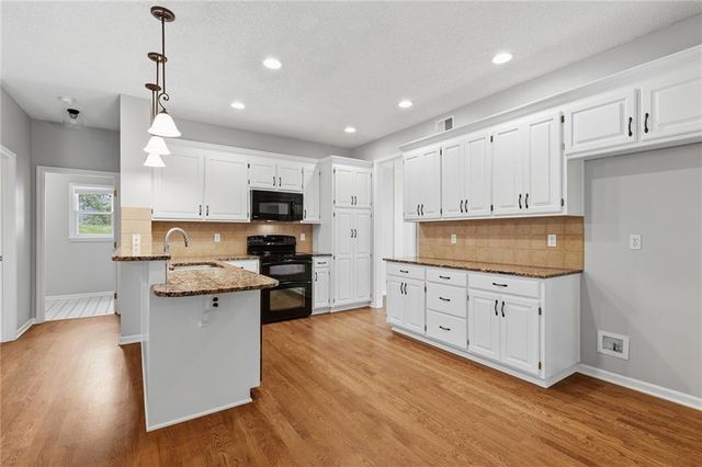 16522 W 81st Street, Lenexa, KS 66219