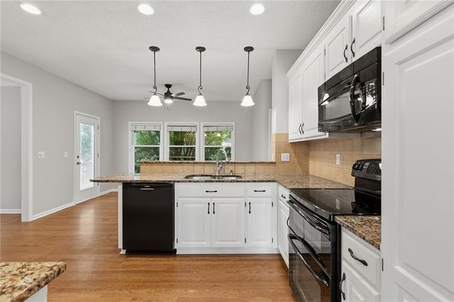 16522 W 81st Street, Lenexa, KS 66219