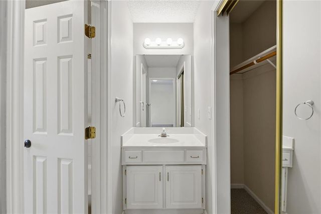 16522 W 81st Street, Lenexa, KS 66219