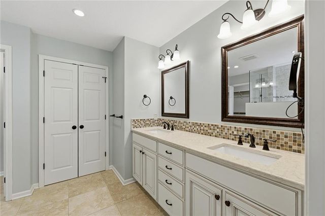 16522 W 81st Street, Lenexa, KS 66219