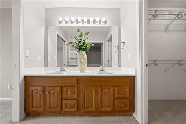 6011 NE KENSINGTON Court, Lee's Summit, MO 64064