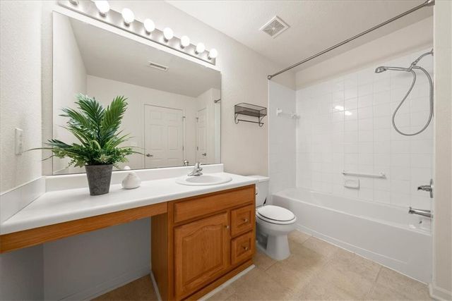 6011 NE KENSINGTON Court, Lee's Summit, MO 64064