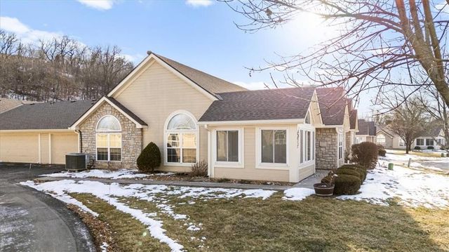 6011 NE KENSINGTON Court, Lee's Summit, MO 64064