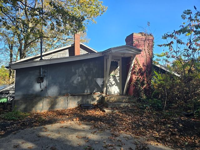 56 Lake Sargent Dr, Leicester, MA 01524