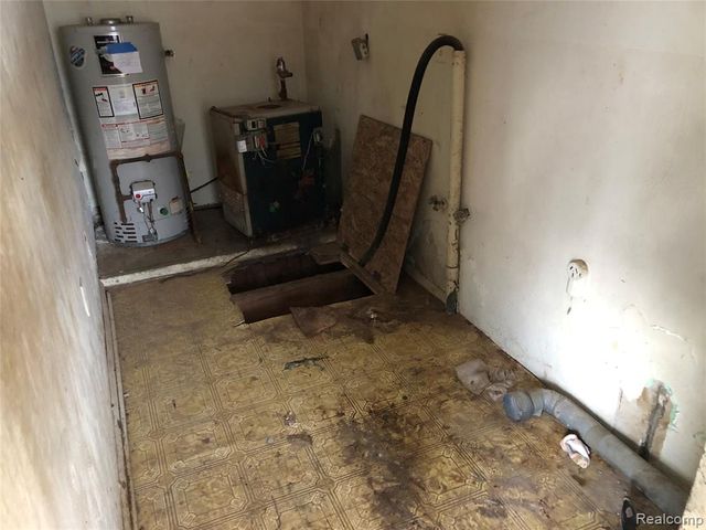 1704 E Webster Road, Flint, MI 48505