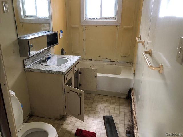 1704 E Webster Road, Flint, MI 48505