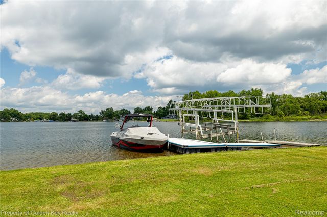 1210 W Oakley Park Road, Commerce Charter Township, MI 48390
