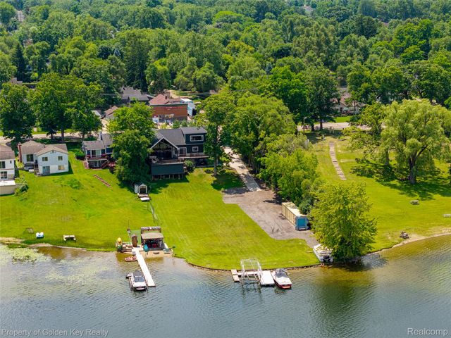 1210 W Oakley Park Road, Commerce Charter Township, MI 48390