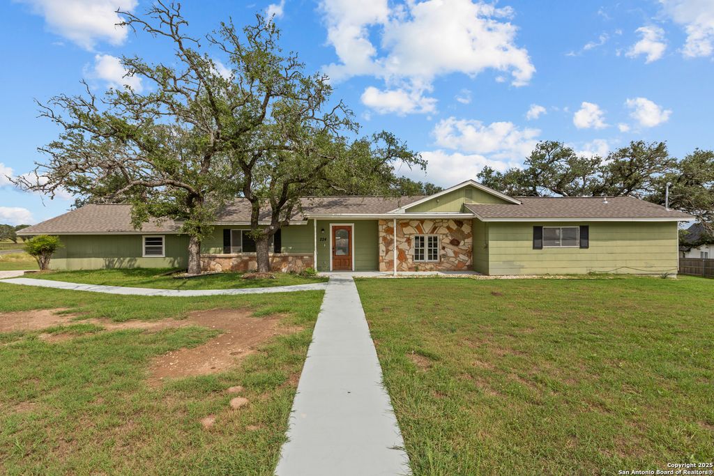 224 LOWER CRABAPPLE RD, Fredericksburg, TX 78624