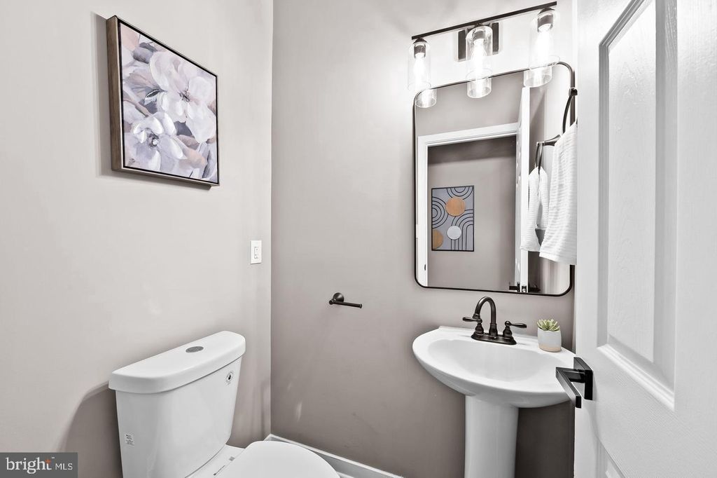 Image 6 of property listing at 2401 HARLEM AVE, Baltimore, MD 21216