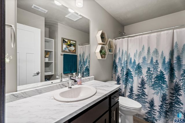 240 N Ceylon Ave Avenue, Tea, SD 57064