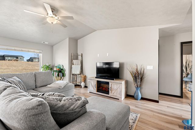 240 N Ceylon Ave Avenue, Tea, SD 57064