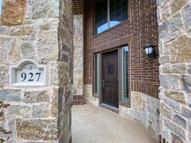 927 Bentley Drive, Roanoke, TX 76262