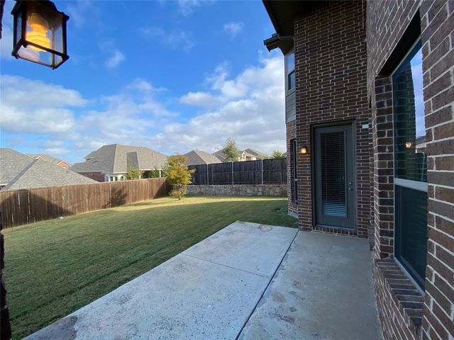 927 Bentley Drive, Roanoke, TX 76262