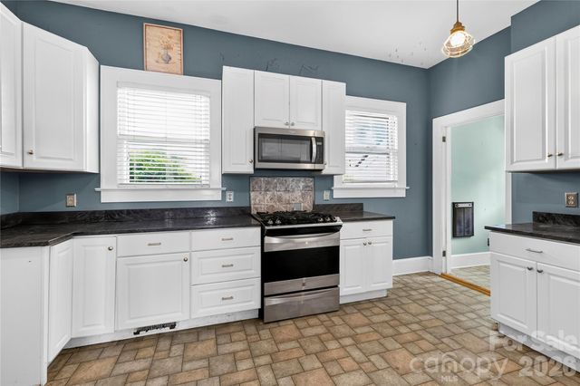 729 5th Avenue W, Hendersonville, NC 28739