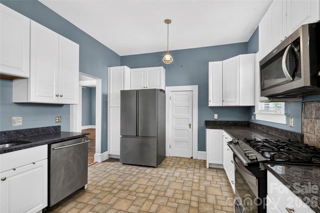 729 5th Avenue W, Hendersonville, NC 28739